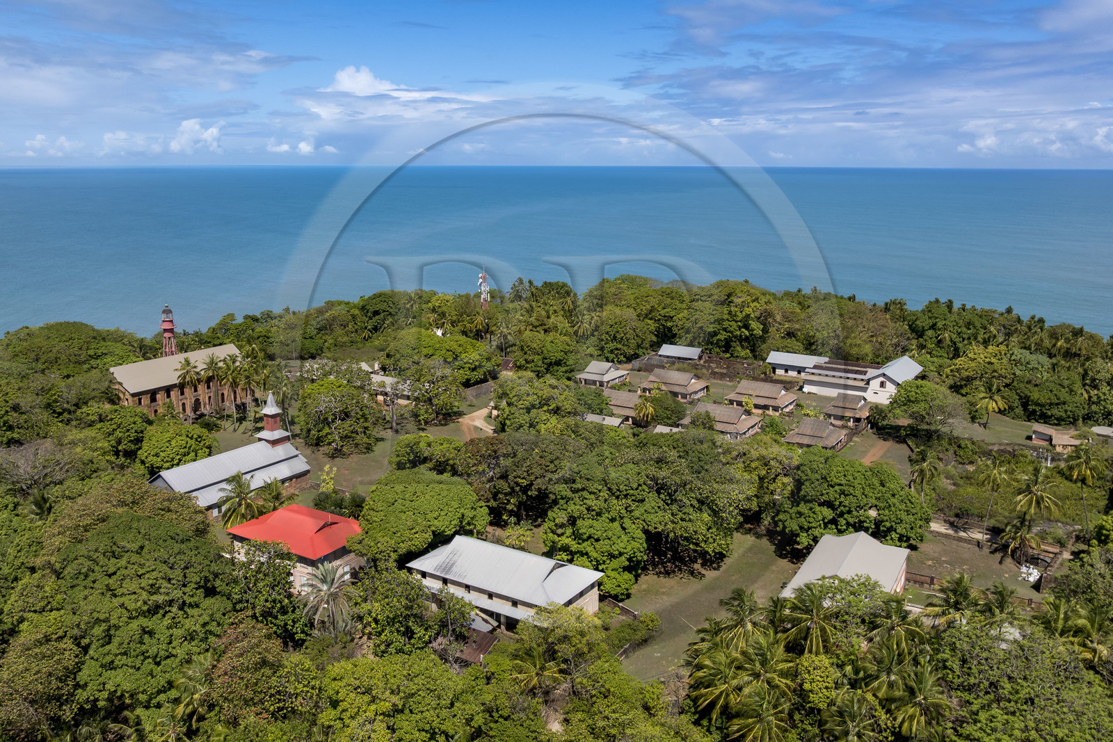 France, Guyane, Kourou, Iles du Salut, l'Ile Royale qui accueillait l'administration, la chapelle et l'hôpital du bagne ainsi que les logements de la direction et des gardiens (vue aérienne)
