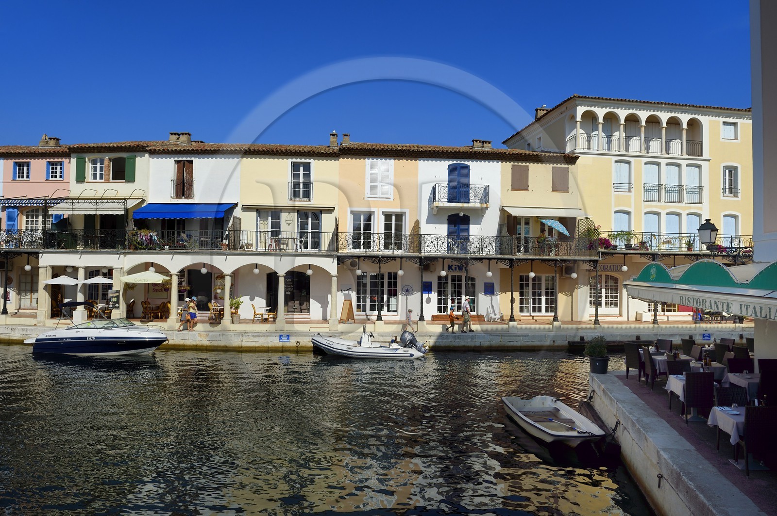 France, Var (83),  golfe de Saint-Tropez, la cité lacustre de Port-Grimaud, zone de commerces
