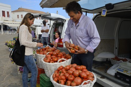 Grèce, Les Cyclades, mer Égée, île de Mykonos, Chora (Mykonos town), marché aux légumes