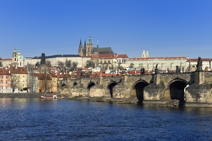 République Tchèque, Prague, centre historique classé Patrimoine Mondial de l' UNESCO, le pont Charles (Karluv Most ou Karlov Most) sur la rivière Vltava et la cathédrale Saint-Guy surplombant le chateau Royal en arrière plan