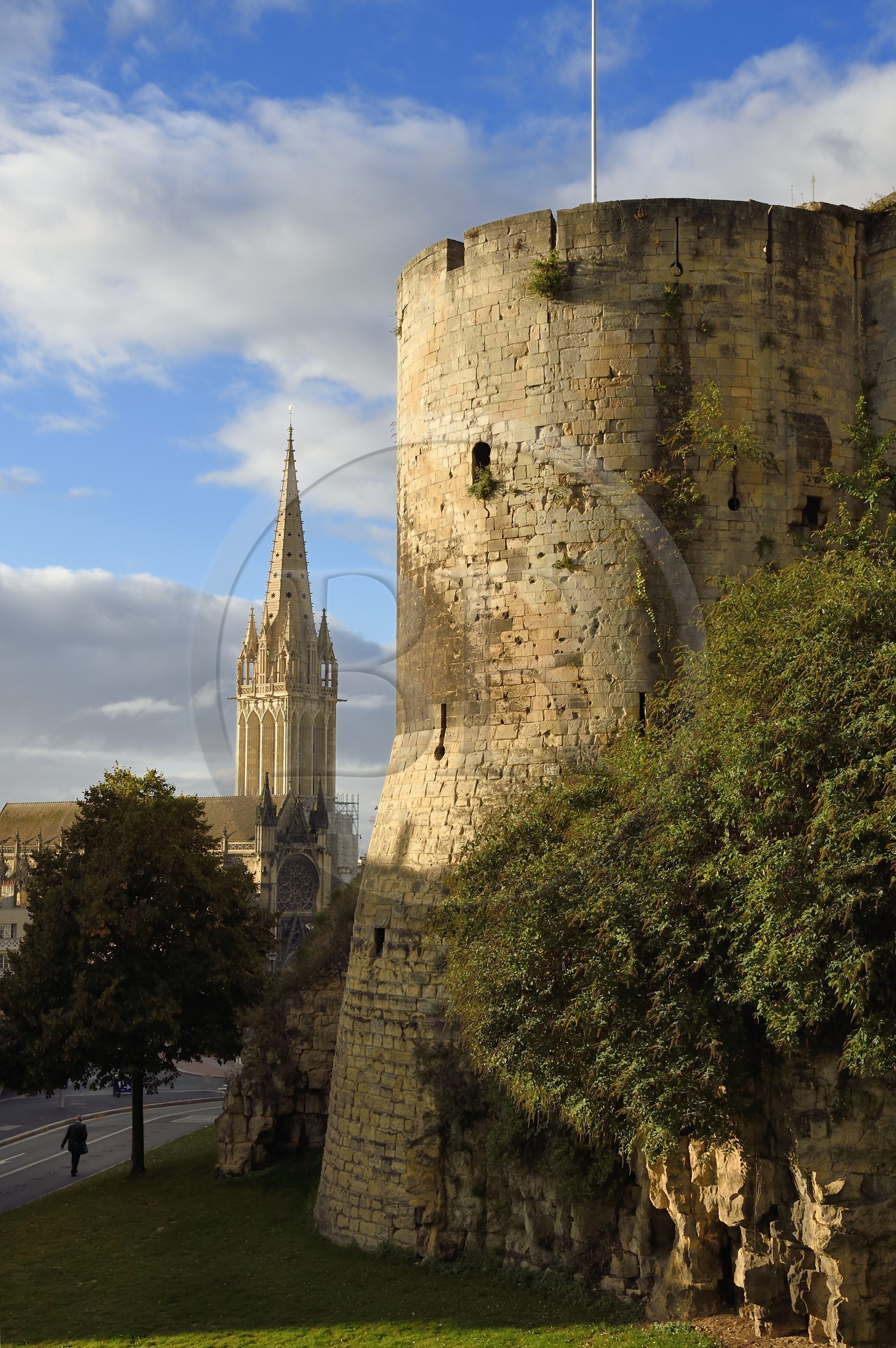 France, Calvados (14), Caen, le château ducal de Guillaume le Conquerant, la tour dite de la Reine Mathilde et le clocher de l'église Saint-Pierre en arrière plan