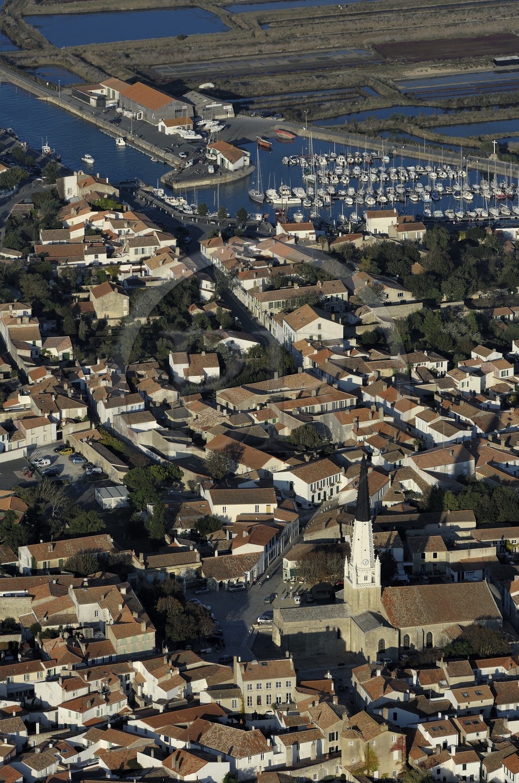 France, Charente-Maritime (17), Ile de Ré, Ars-en-Ré, l'église Saint-Etienne (vue aérienne)