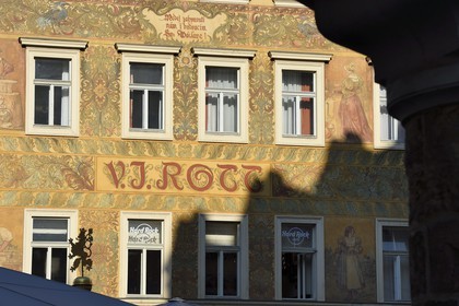 République Tchèque, Prague, centre historique classé Patrimoine Mondial de l'UNESCO, la vieille ville (Stare Mesto), la petite place Malé Namesti derrière la grande place Staromestske, façade de la maison Rott (U Rotta) avec ornementation par sgraffite