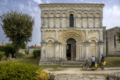 France, Charente-Maritime (17), Echillais, cyclistes faisant la véloroute devant l'église romane Notre-Dame du XIIe siècle classée monument historique