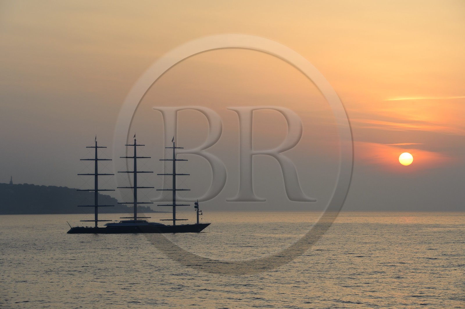 Principauté de Monaco, luxueux voilier en rade de Monaco