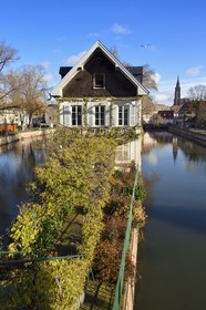 France, Bas-Rhin (67), Strasbourg, vieille ville classée au Patrimoine Mondial de l'UNESCO, quartier de la Petite France, angle Ponts Couverts et quai du Woerthel le long d'un des bras de la rivière l'Ill et la Cathédrale en arrière plan