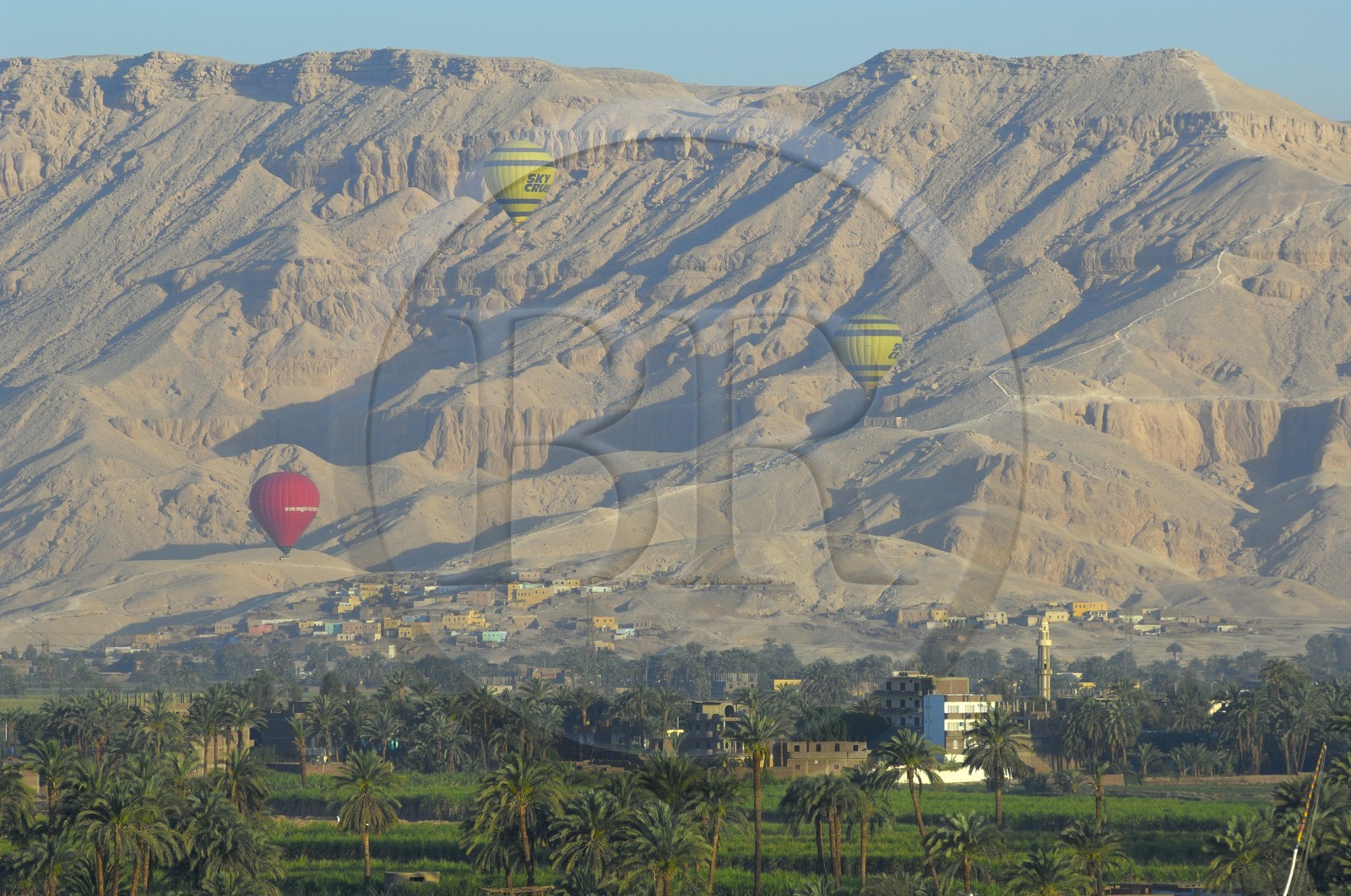 Egypte, Haute Egypte, vallée du Nil, Louxor, rive ouest, mongolfières survolant la Nécropole Thébaine