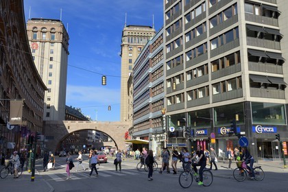 Suède, Stockholm, la rue Kungsgatan et les deux Kungstorn lié par un pont