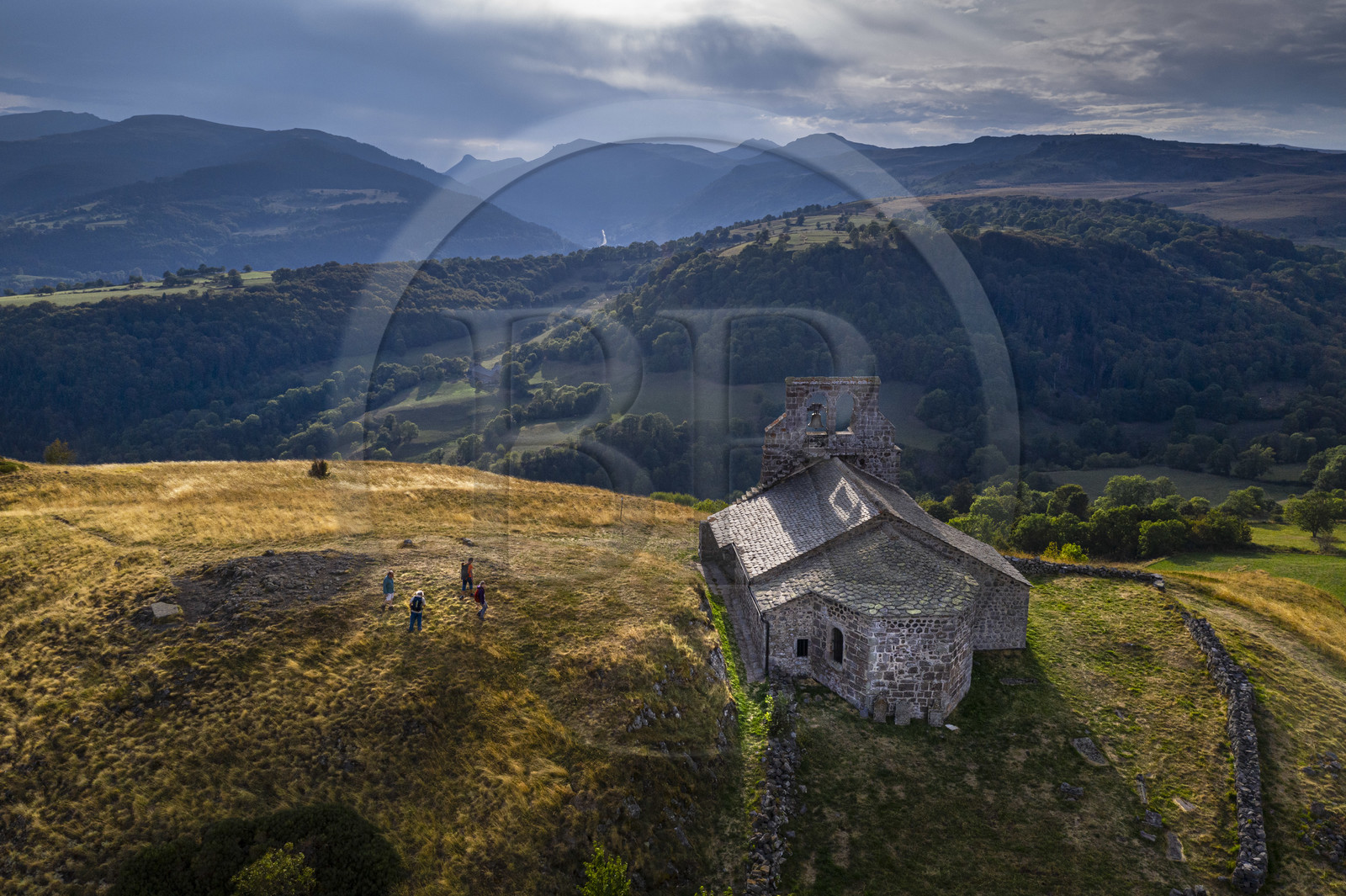 France, Cantal (15), Parc Naturel Régional des Volcans d'Auvergne, Chastel-sur-Murat, Chapelle Saint Antoine du XIIe siècle perchée sur un promontoire, randonneurs sur le chemin de Saint-Jacques de Compostelle par la Via Arverna (vue aérienne)