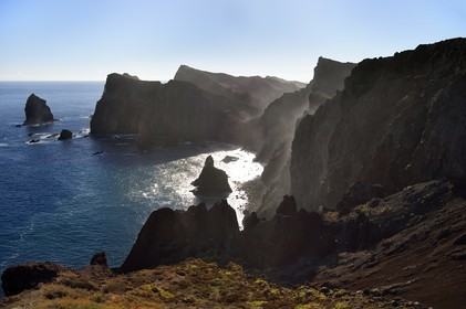 Portugal, Ile de Madère, randonnée dans la réserve naturelle de la Ponta de Sao Lourenço (pointe Saint Laurent) à l'extrême Est de l'ile, les falaises de la Ponta do Rosto vues depuis le Miradouro da Luna