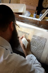Israel, désert du Neguev, forteresse de Massada, classée Patrimoine Mondial de l'UNESCO, synagogue, copie à la plume de la Torah