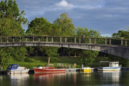 France, Charente-Maritime (17),  Saintonge, Saintes, passerelle sur la Charente