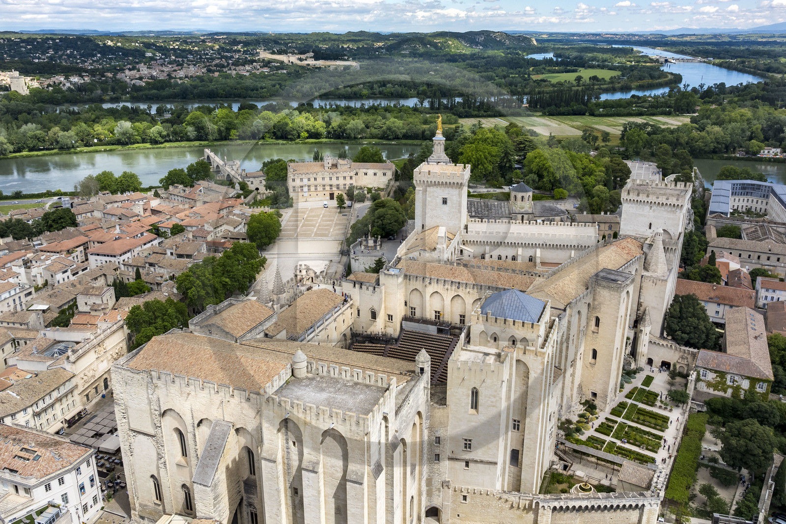 France, Vaucluse (84), Avignon, Palais des Papes classé Patrimoine mondial de l'UNESCO, et les bras du Rhône en arrière plan, la facade sud-Est (vue aérienne)