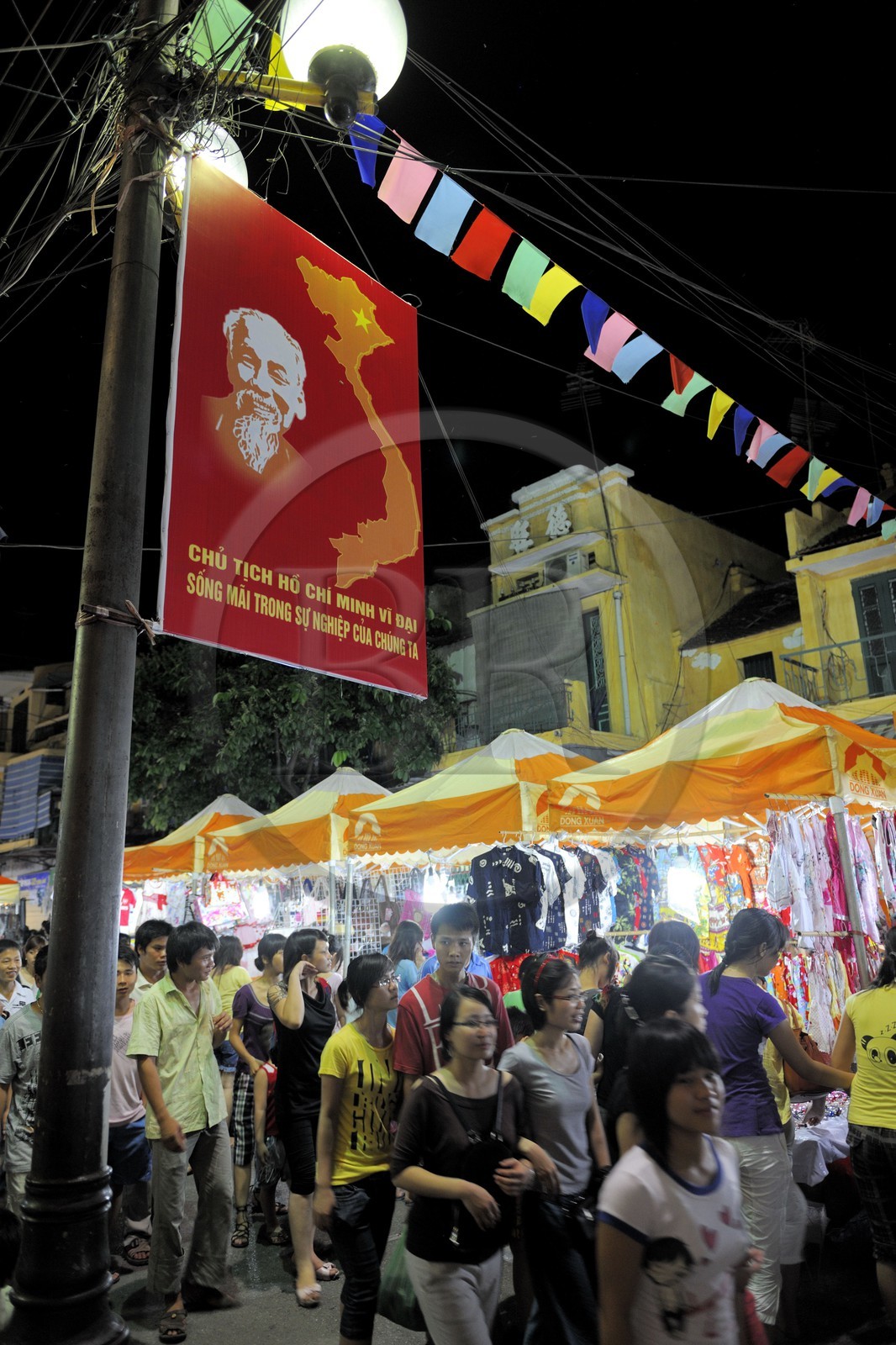 Vietnam, Hanoï, marché de nuit rue  Hang Ngang sous un portrait d'Ho Chi Minh
