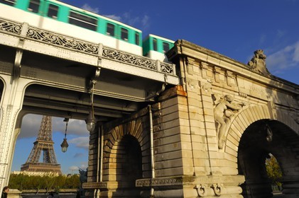 France, Paris (75), le metro sur le pont de Bir-Hakeim et la Tour Eiffel