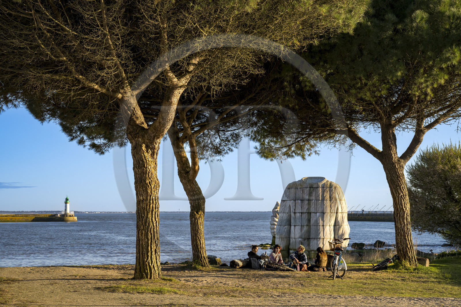 France, Loire-Atlantique (44), Estuaire de la Loire, Saint-Nazaire, collection d'art contemporain à ciel ouvert Estuaire, groupe de jeunes gens devant une des trois sculptures monumentales en béton Le pied, le pull et le système digestif réalisée par les artistes Daniel Bewar et Gregory Gicquel en bordure du Quai de la Jetée