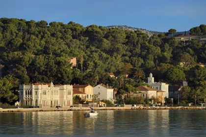 France, Var (83), la rade de Toulon, La Seyne-sur-Mer, quartier de Tamaris, l'institut Michel Pacha (ex institut de biologie marine de l'Université de Lyon) et la villa du Croissant reconnaissable à sa tour-minaret de style orientaliste