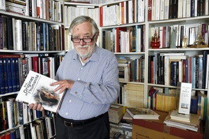 France, Paris (75), le paléontologue et paléoanthropologue Yves Coppens, professeur émérite au Collège de France, au bureau de son domicile parisien