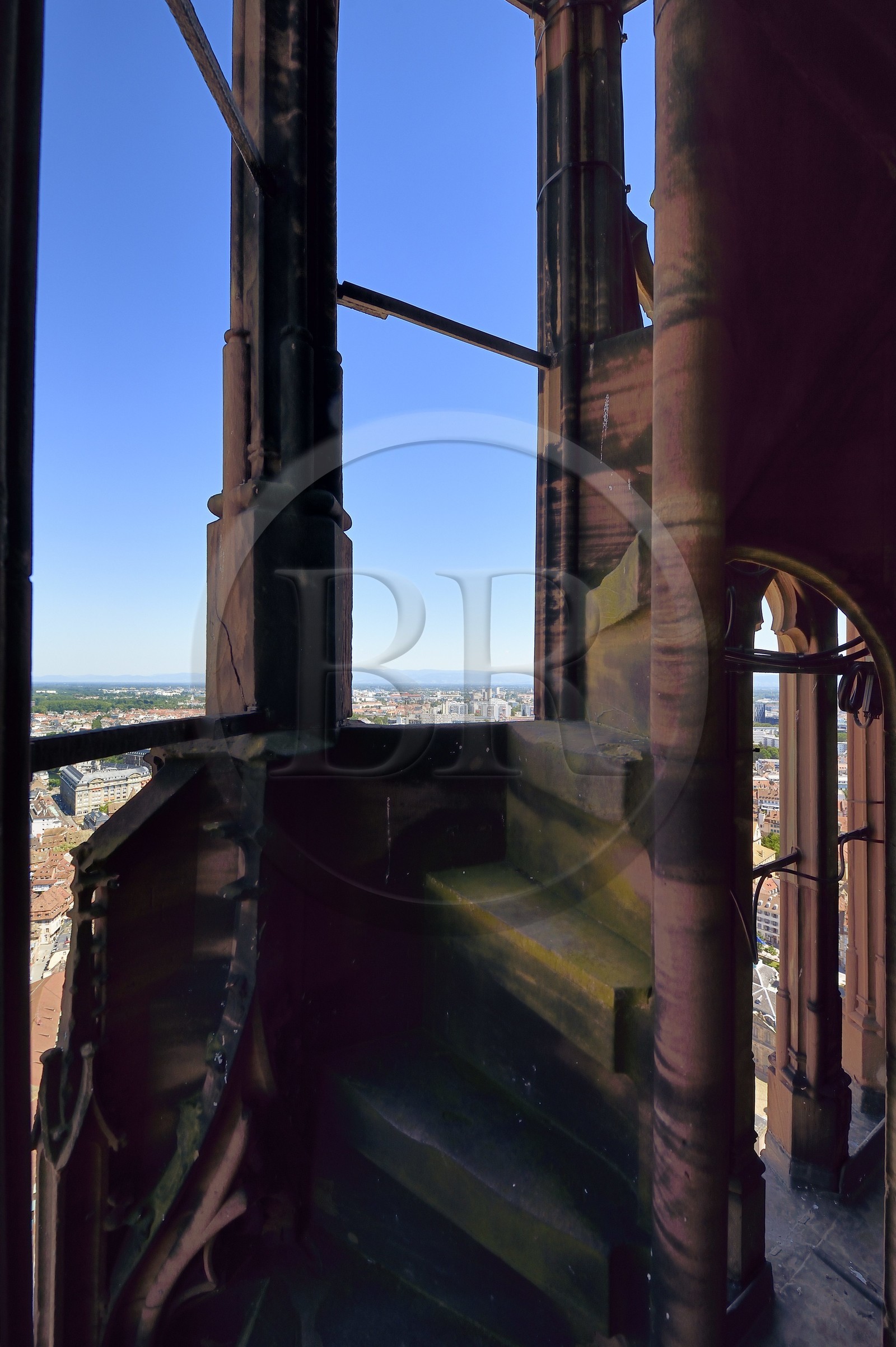 France, Bas-Rhin (67), Strasbourg, vieille ville classée au Patrimoine Mondial de l'UNESCO, la cathédrale Notre-Dame, un des huit escaliers très escarpé qui mêne au sommet de la flèche