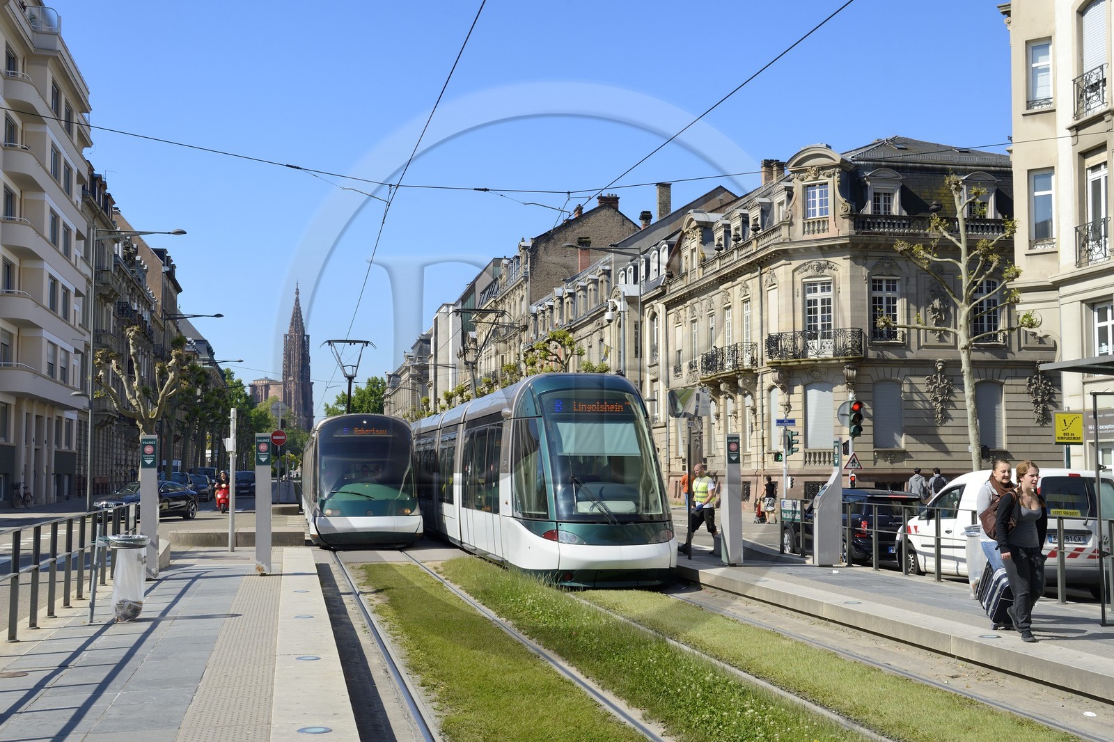 France, Bas-Rhin (67), Strasbourg, quartier de la Neustadt datant de la periode allemande, le tramway avenue de la Paix et la cathédrale Notre-Dame en arrière plan, la villa Hummel réalisée par l'architecte parisien Berger en 1887-1888 de style Louis XV sur la droite