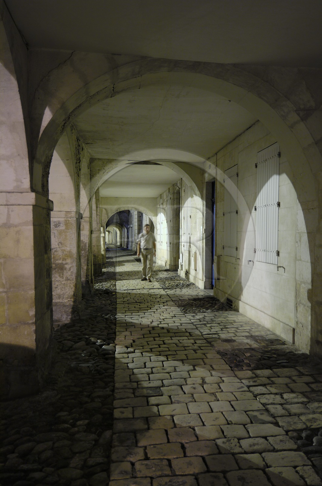 France, Charente-Maritime (17), La Rochelle, arcades de la rue de l'Escale