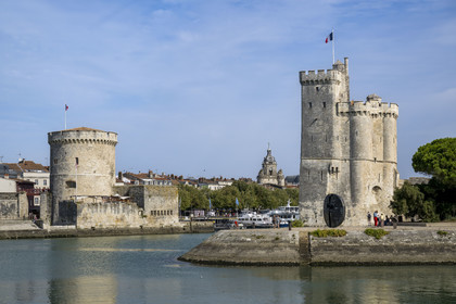 France, Charente-Maritime (17), La Rochelle, la Tour de la Chaine à gauche et la Tour Saint-Nicolas à droite protègent l'entrée du Vieux Port