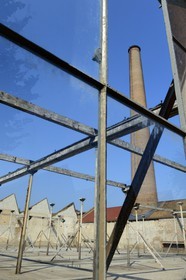 France, Haut-Rhin (68), Mulhouse, batiments partiellement abandonnés de l'entreprise textile DMC (Dollfus-Mieg et Compagnie), l'usine et une cheminée en brique