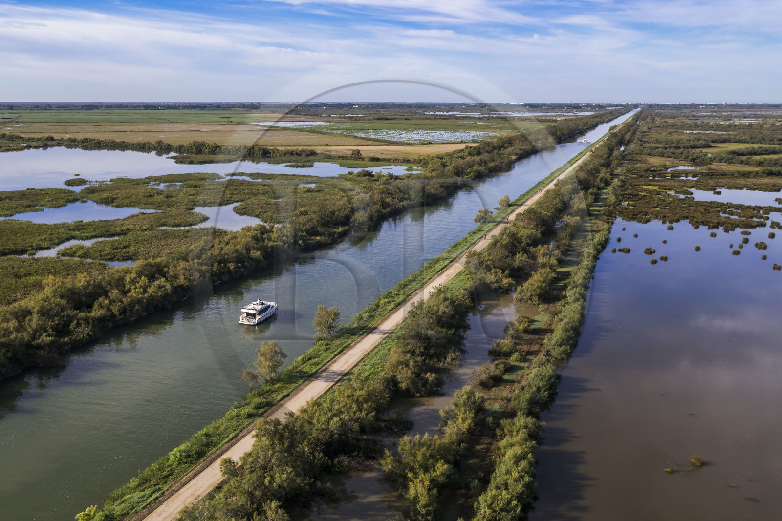 France, Gard (30), la Petite Camargue, navigation d'un bateau de plaisance Le Boat sur le canal du Rhône à Sète entre Gallician et Aigues-Mortes (vue aérienne) France, Gard, the Petite Camargue, navigation of a pleasure boat Le Boat on the Rhone to Sète Canal between Gallician and Aigues-Mortes (aerial view)