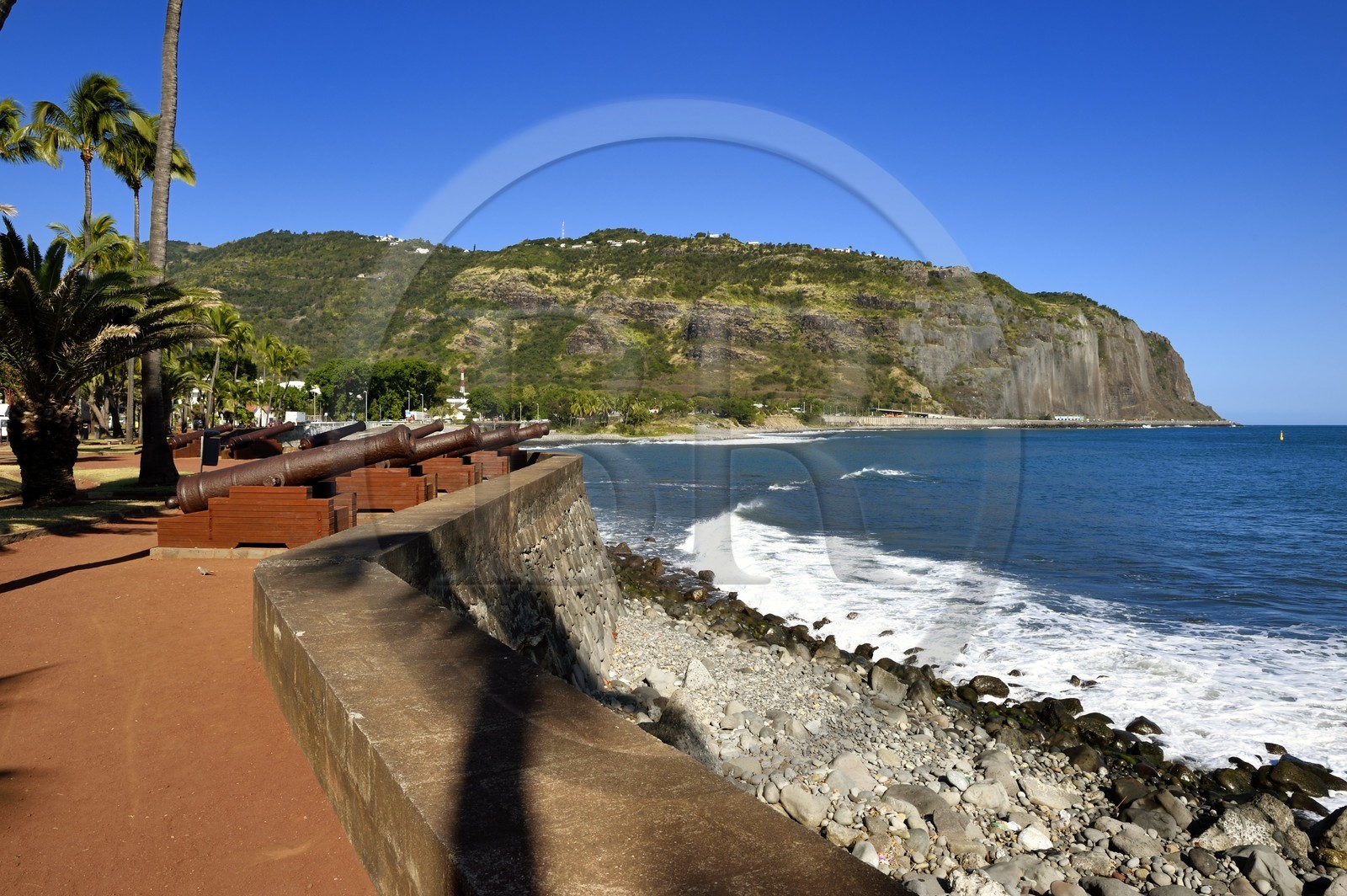 France, Ile de la Reunion, Saint-Denis, quartier Barachois, promenade de front de mer et le Cap Bernard en arrière plan