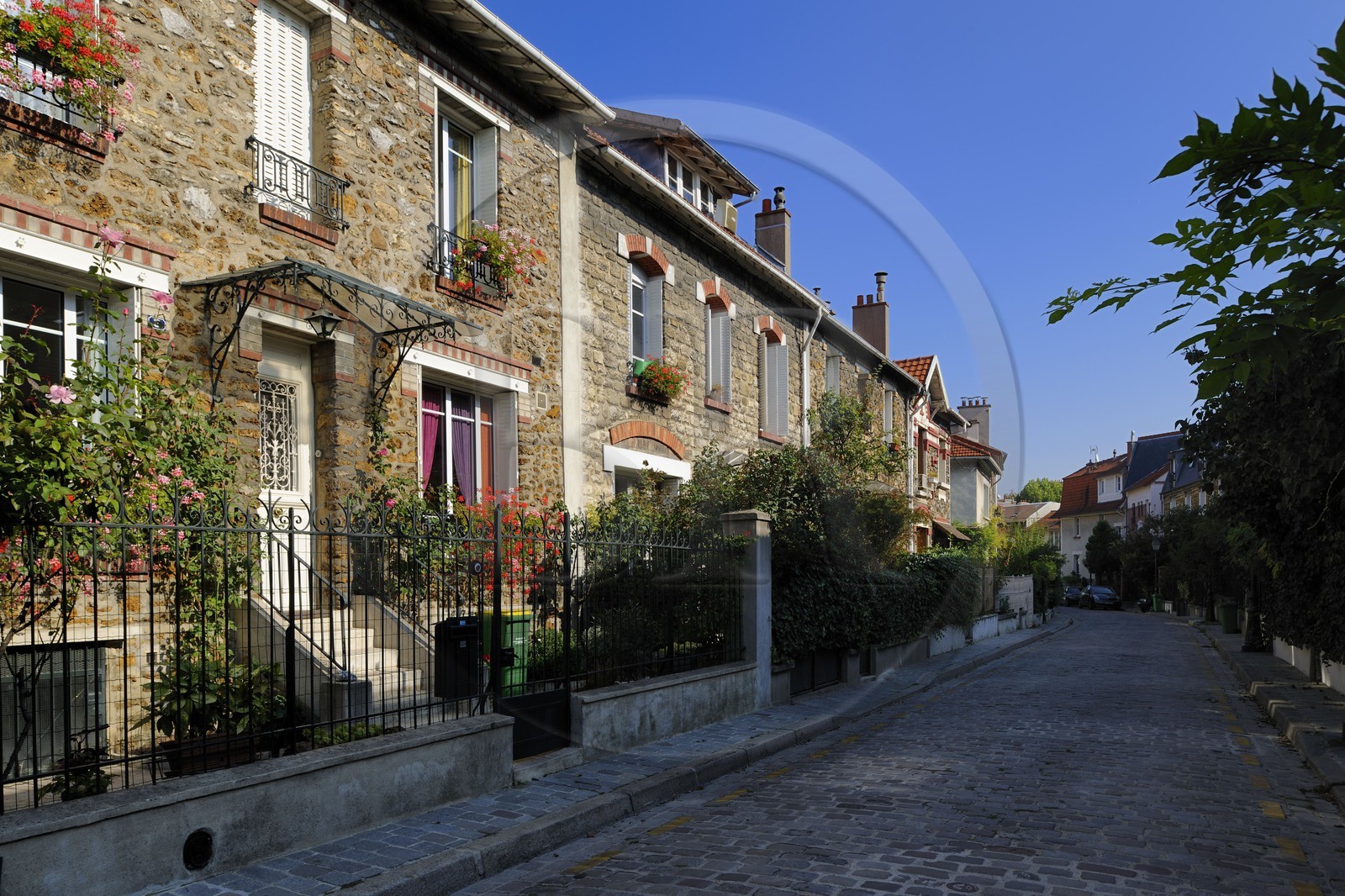 France, Paris (75), 20ème arr, La campagne à Paris maisons avec jardins au coeur de la ville, le quartier du film le Petit Nicolas