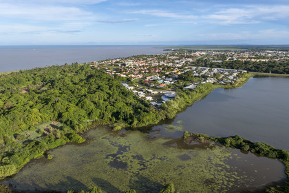 France, Guyane, Kourou, la ville est en bordure des zones humides, forêts et savanes protégées dans l'enceinte du centre spatial et gérées par l'Office National des Forêts (ONF), le lac bois-diable à droite (vue aérienne)