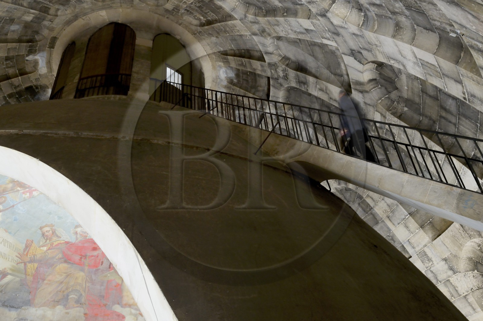 France, Paris (75), le Panthéon, la fresque de l'Apothéose de Sainte Geneviève d'Antoine Gros placée sur la coupole intermédiaire et l'escalier d'accès au lanternon