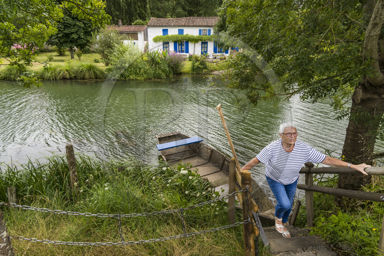 France, Deux-Sèvres (79), le Marais Poitevin, la Venise Verte, Coulon, maison du marais typique au bord de la Sèvre Niortaise