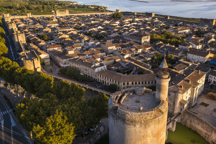 France, Gard (30), Aigues-Mortes, la ville médiévale entourée par ses remparts, la Tour de Constance au premier plan et les marais salants (Salins du Midi) en arrière plan (vue aérienne)