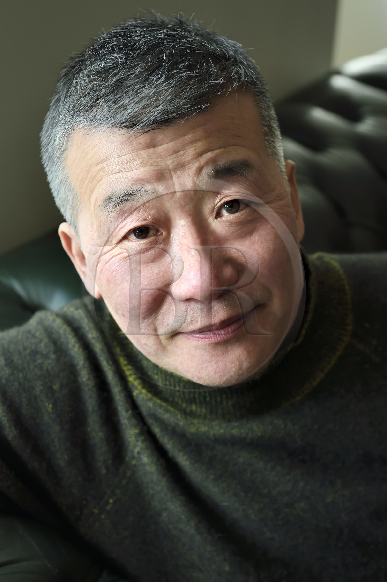 France, l'artiste peintre Xiaofan Ru dans son atelier des Lilas près de Paris