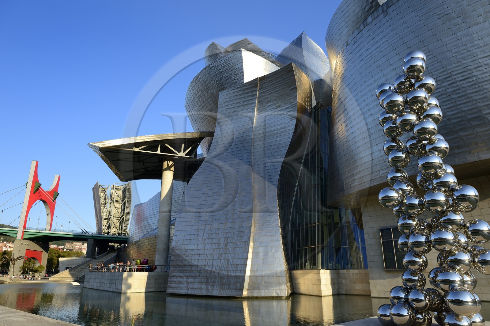Espagne, Biscaye, Pays Basque espagnol, Bilbao, le musée Guggenheim de l'architecte Frank Gehry et Pont de La Salve avec l'installation de l'artiste français Daniel Buren Les Arches Rouges en arrière plan
