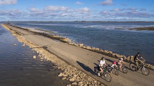 France, Vendée (85), île de Noirmoutier, Barbatre, cyclistes sur le passage du Gois à marée montante, chaussée submersible qui relie l'île au continent à marrée basse (vue aérienne)