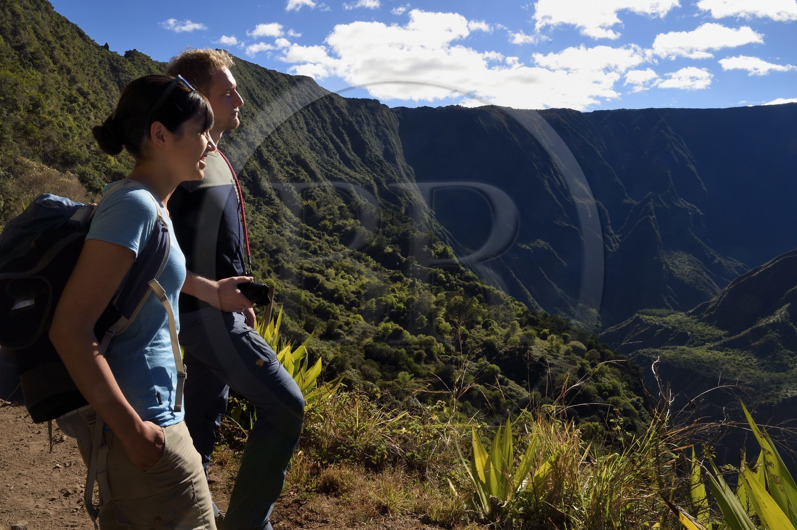 France, Ile de la Reunion, Parc National de la Réunion classé Patrimoine Mondial de l'UNESCO, La Possession, vers le village de Dos d'Ane, randonnée de la Roche Bouteille, randonneurs sur le sentier Cap Noir et le Cirque de Mafate à droite