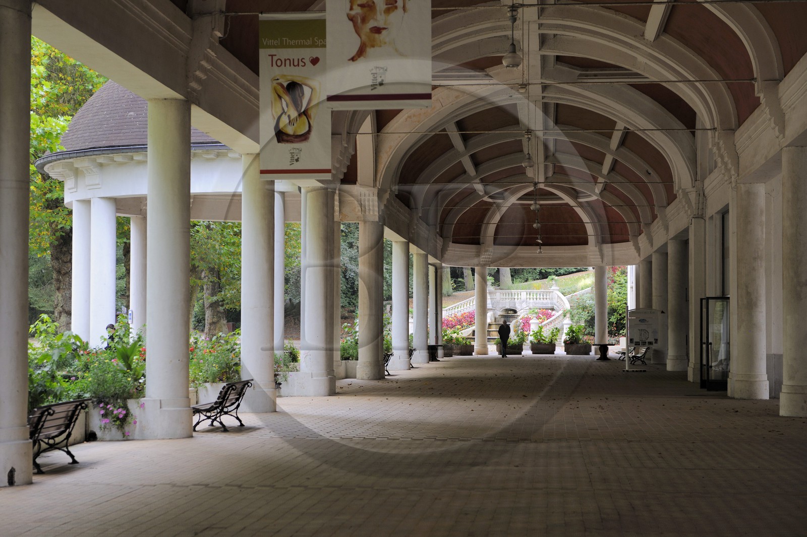 France, Vosges (88), Station thermale de Vittel, la Grande Galerie sous laquelle se promenait toute la vie mondaine de la Belle Epoque