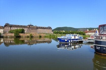 France, Bas-Rhin (67), Saverne, le château des Rohan et le canal de la Marne au Rhin, le port fluvial