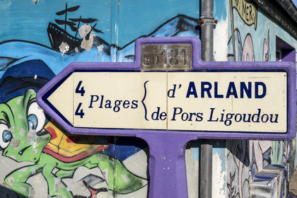 France, Finistère (29), Mer d'Iroise, Ile d'Ouessant, Lampaul, panneau routier historiques Michelin