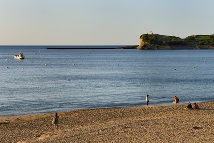 France, Pyrénées-Atlantiques (64), Pays-Basque, Saint-Jean-de-Luz, la plage et la Pointe de Sainte-Barbe