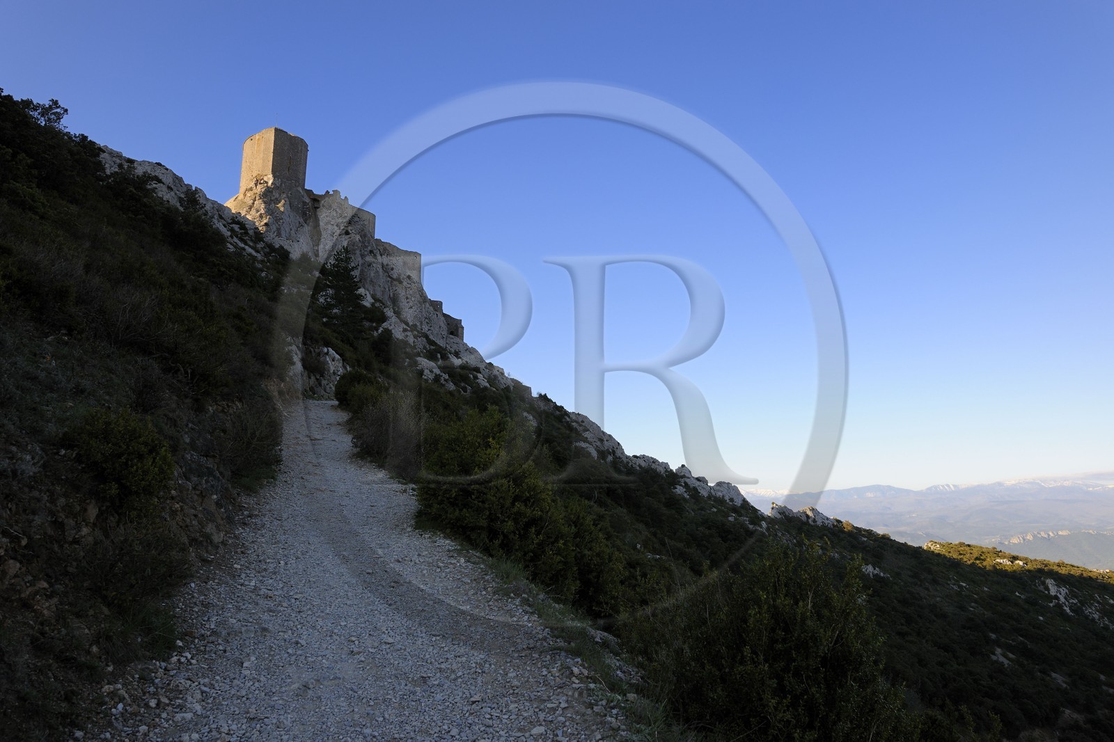 France, Aude (11), Pays Cathare, le château de Quéribus et la chaine des Pyrénées