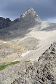 France, Alpes-de-Haute-Provence (04), Uvernet-Fours, parc national du Mercantour, vallée de l'Ubaye, sentier de randonnée du circuit des lacs du col de la Cayolle, le Mont Pelat (3051 m)