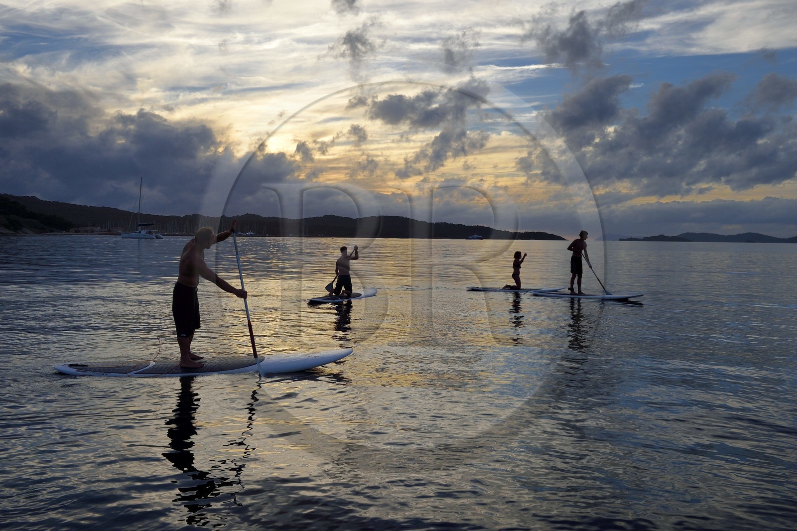 France, Var (83), Iles d'Hyères, parc national de Port Cros, Ile de Porquerolles, stand-up paddle au large de la plage de la Courtade guidés par Alexandre Bernd