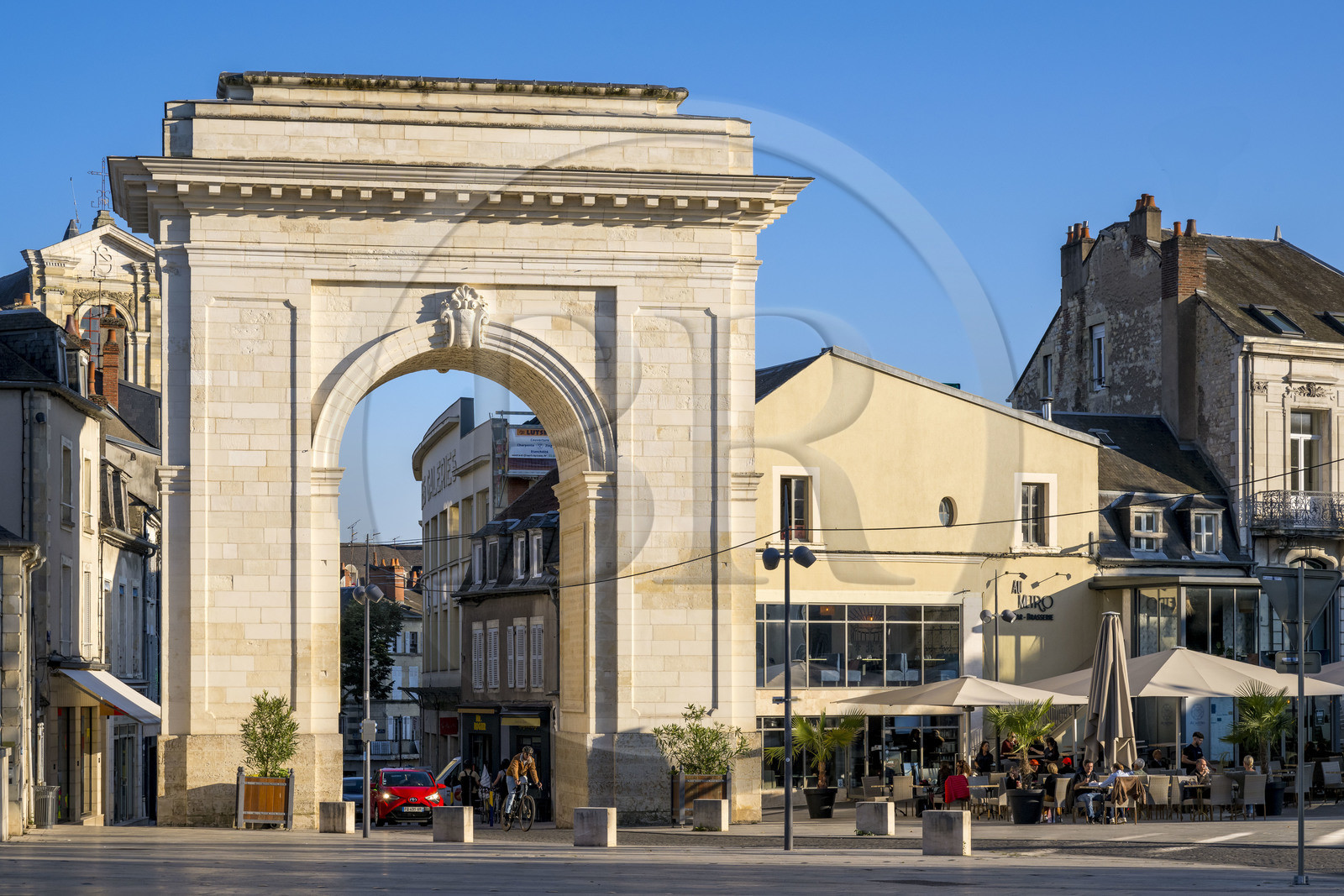 France, Nièvre (58), Nevers, la porte de Paris et avenue Pierre-Bérégovoy