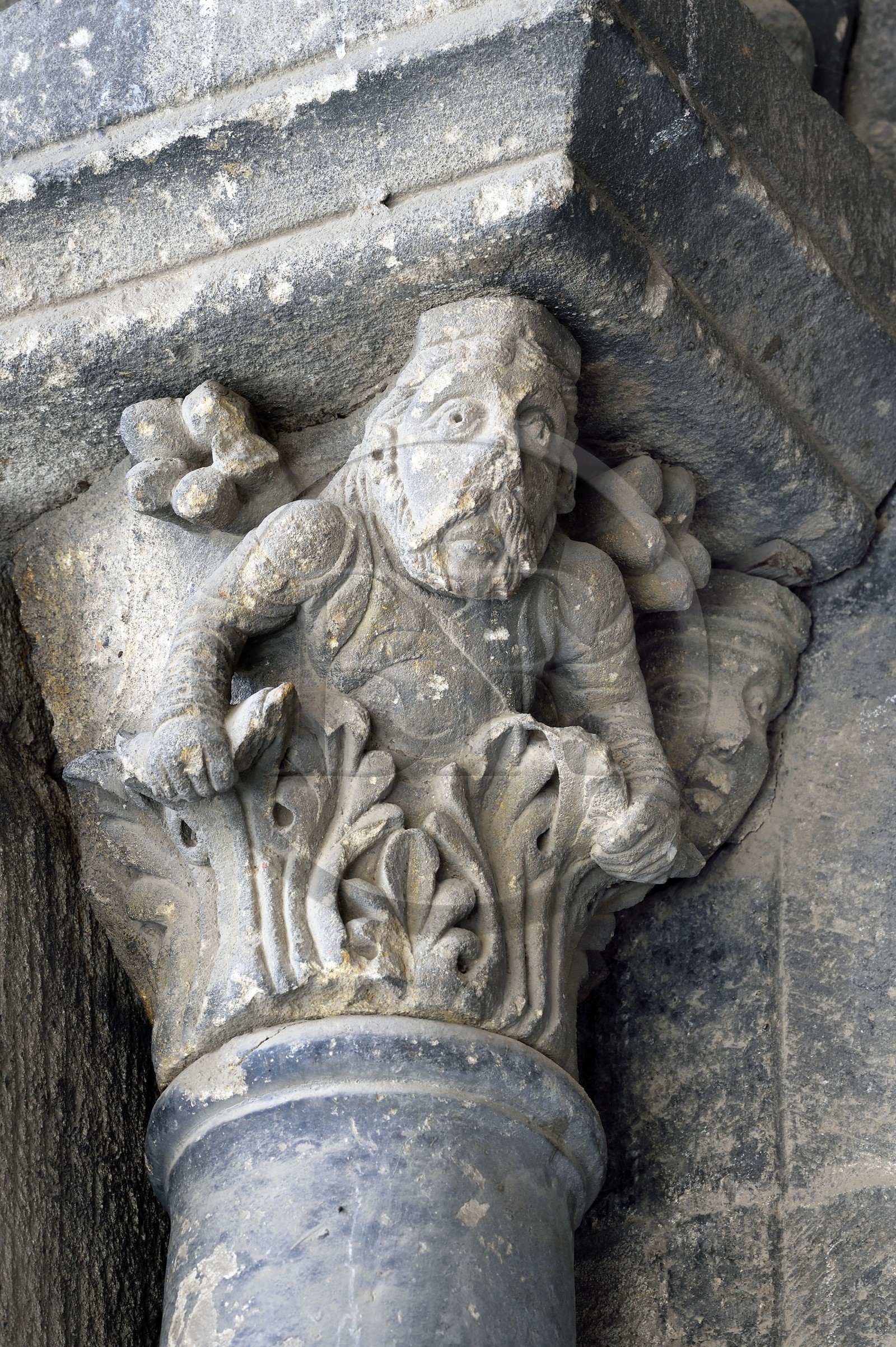 France, Haute-Loire (43), Le Puy-en-Velay, la cathédrale Notre-Dame-de-l'Annonciation du XIIe siècle classée Patrimoine Mondial de l'UNESCO, porche du For, chapiteau représentant un alchimiste