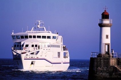 France, Morbihan (56), Belle-Île, le ferry de Quiberon entrant au port du Palais