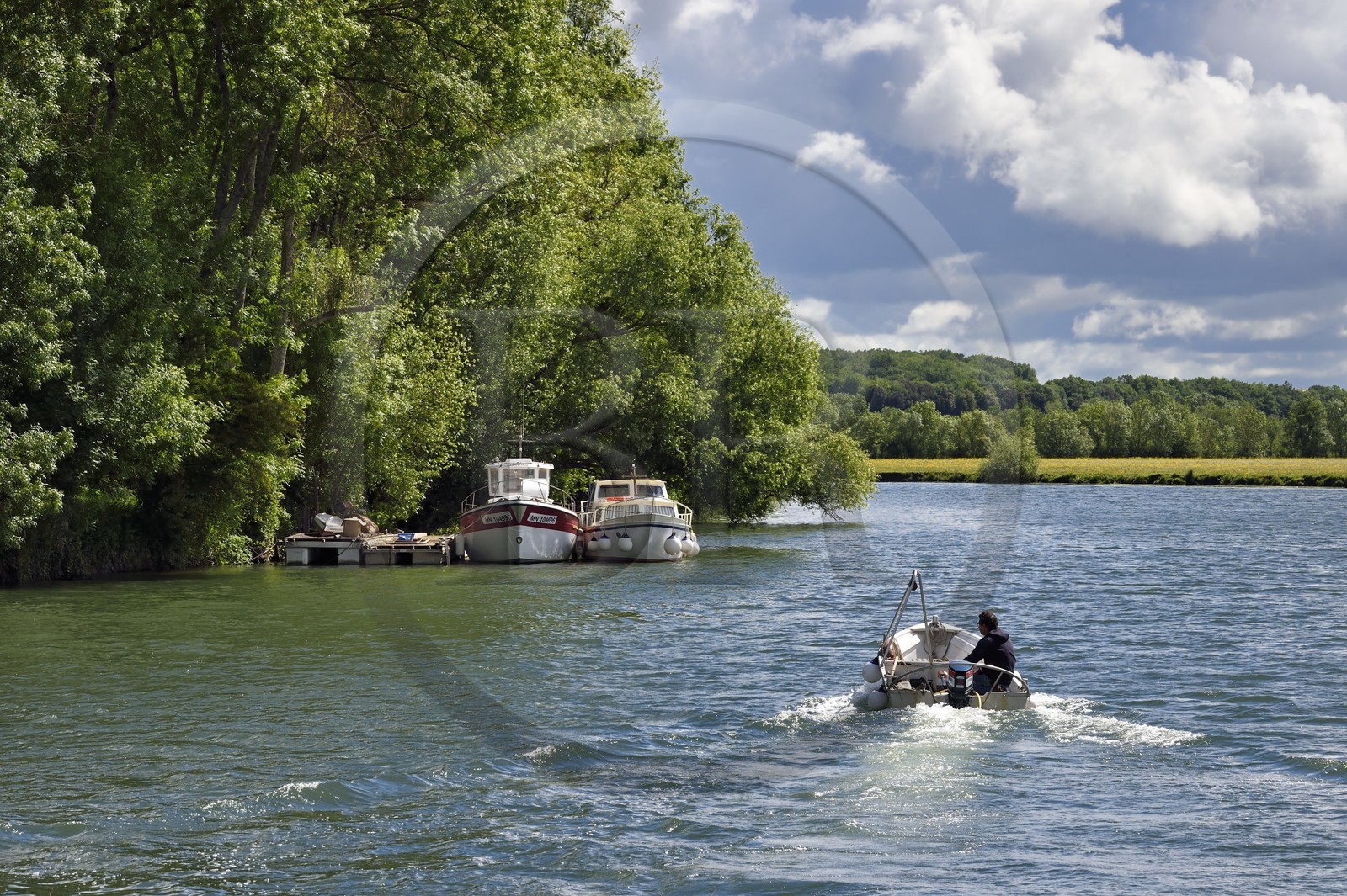 France, Charente-Maritime (17), Saintonge, Port-d'Envaux, en remontant la Charente à bord d'un canot