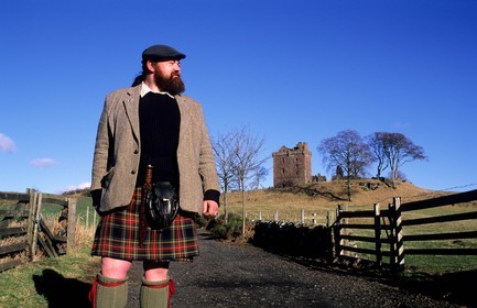 Royaume-Uni, Ecosse, Perthshire and Kinross, château Balvaird et son propriétaire portant le kilt traditionnel